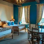 Raymond Vii Hotel