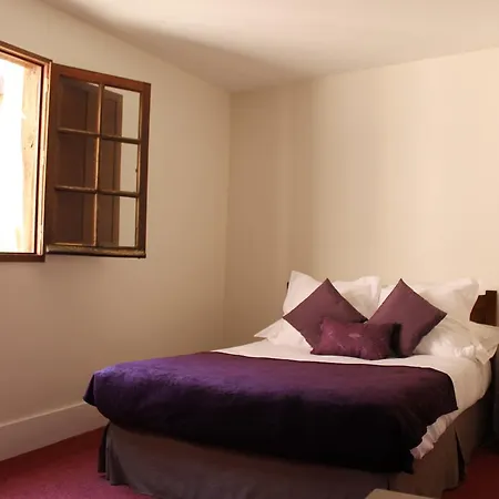 Raymond Vii Hotel